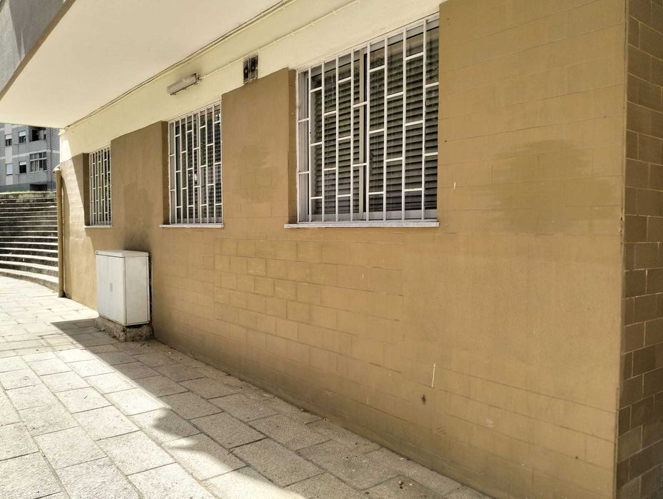 Duas lojas, em frente ao novo centro Cultural das Paivas