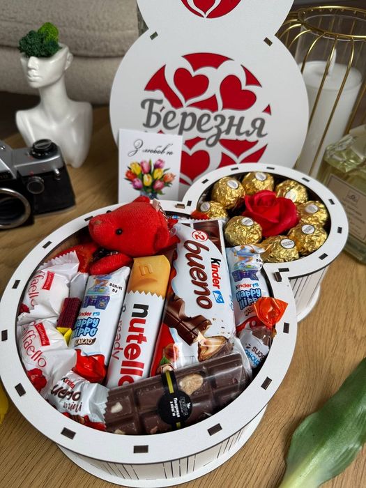 Подарунковий бокс для жінки до 8 березня. Солодкий набір