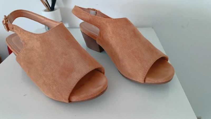 Sandália da You and Me em camurça rapada