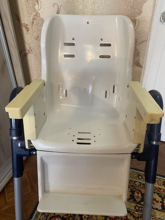 Стіл для годування