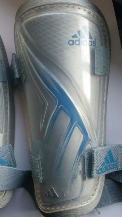 Caneleiras Adidas tamanho S