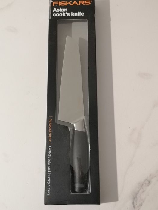 NOWY Nóż Fiskars santoku typu azjatyckiego