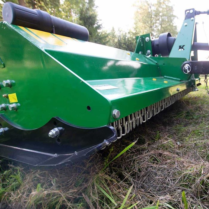 Kosiarka z 28 bijakami młotkowymi, o szerokości roboczej 1,75 m