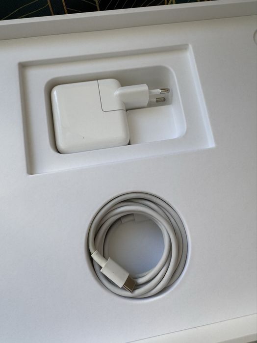 Laptop Macbook Air M1 8/256 - space gray - świetny stan!