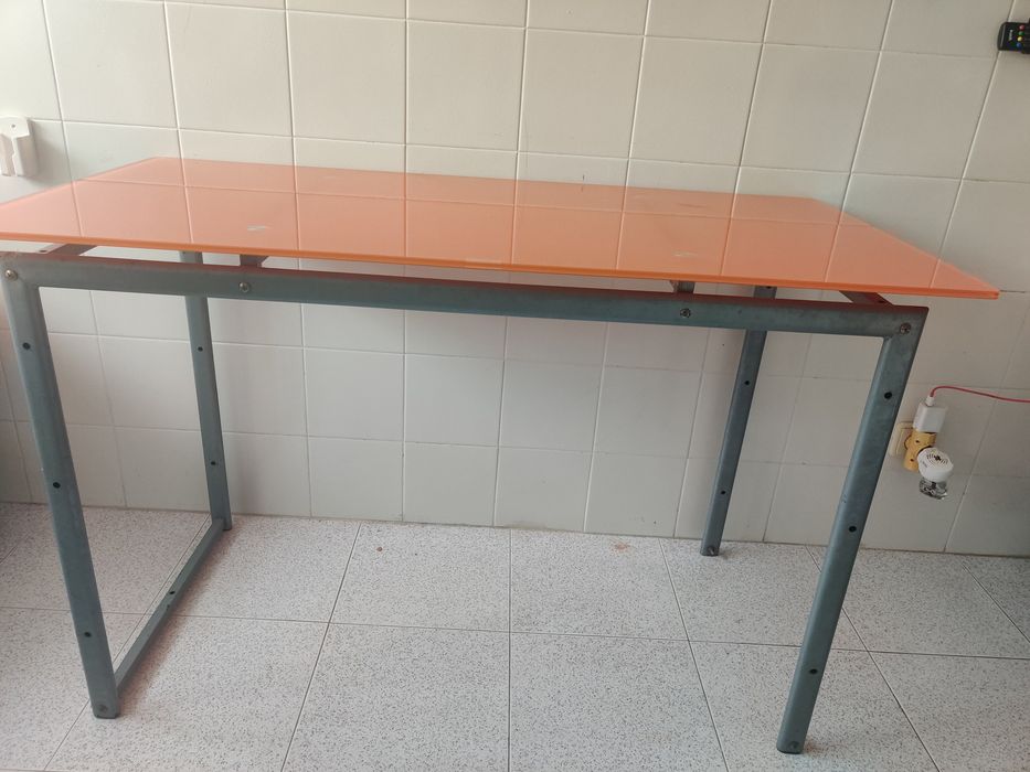 Mesa de vidro e metal.
