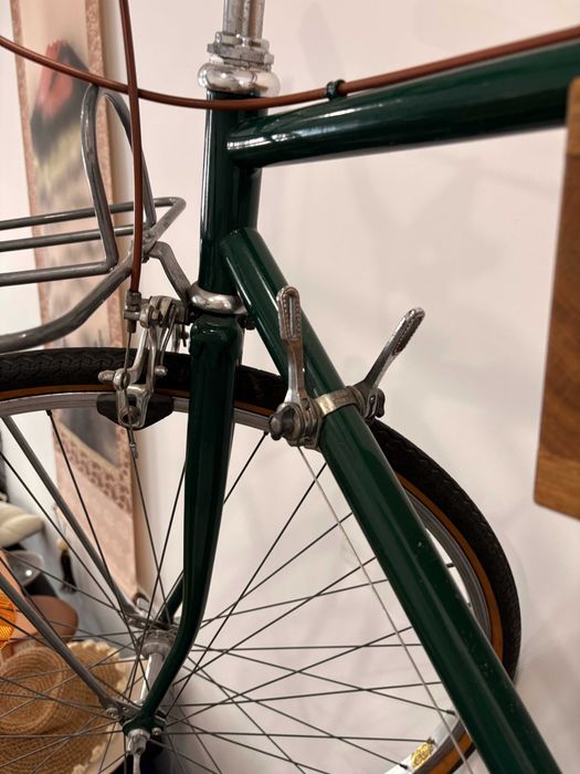 Bicicleta clássica de cidade 54cm — quadro de aço verde, selim de couro, com capacete, cadeado e bomba
