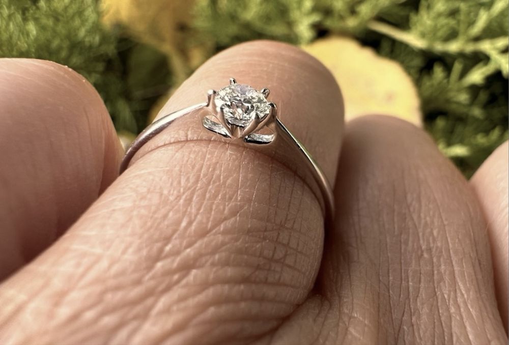 Золота каблучка з природним діамантом,0,17 ct,17,5 розмір,4/5,3,7мм.