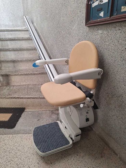 Cadeira Elevatória de Escada Reta (Para peças ou reparação)