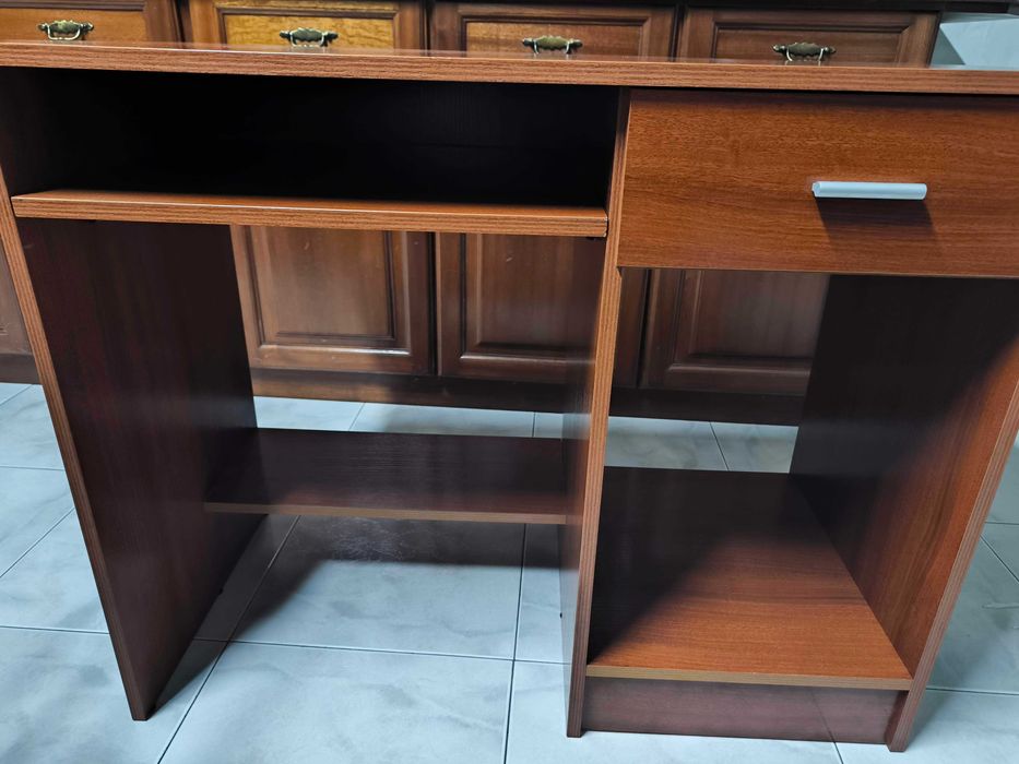 Secretária de computador usada