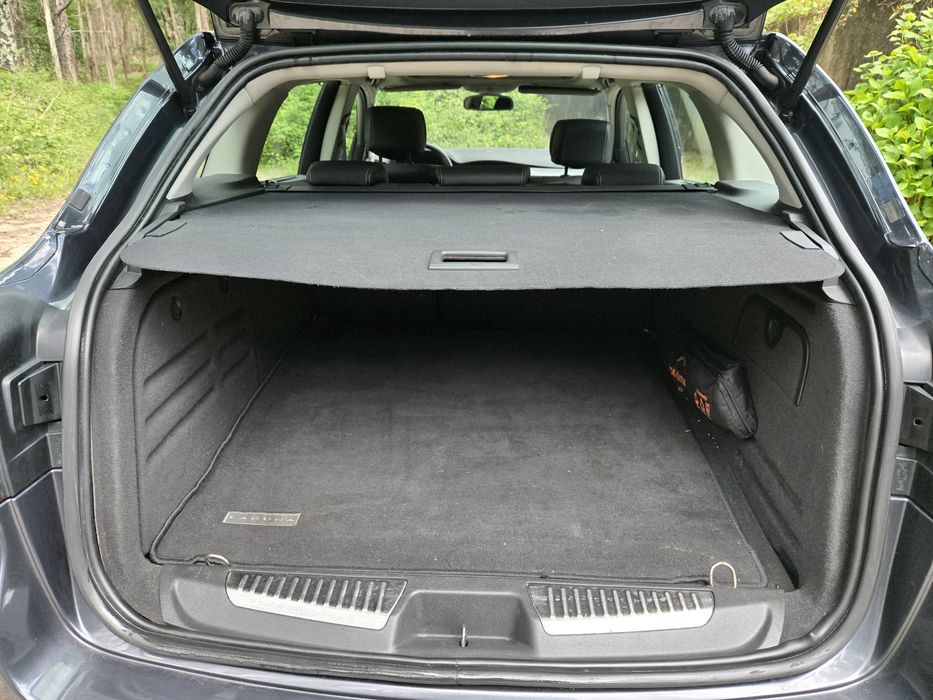 Conforto para viagens com a família em um carro em excelente estado topo de gama