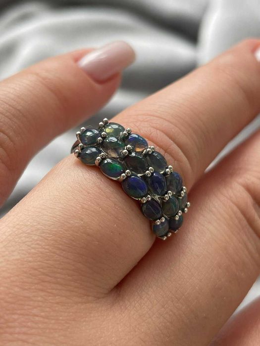 Серебряное кольцо с черным опалом 4х3мм. Размер  кольца 17