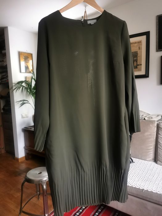 COS sukienka khaki plisowana