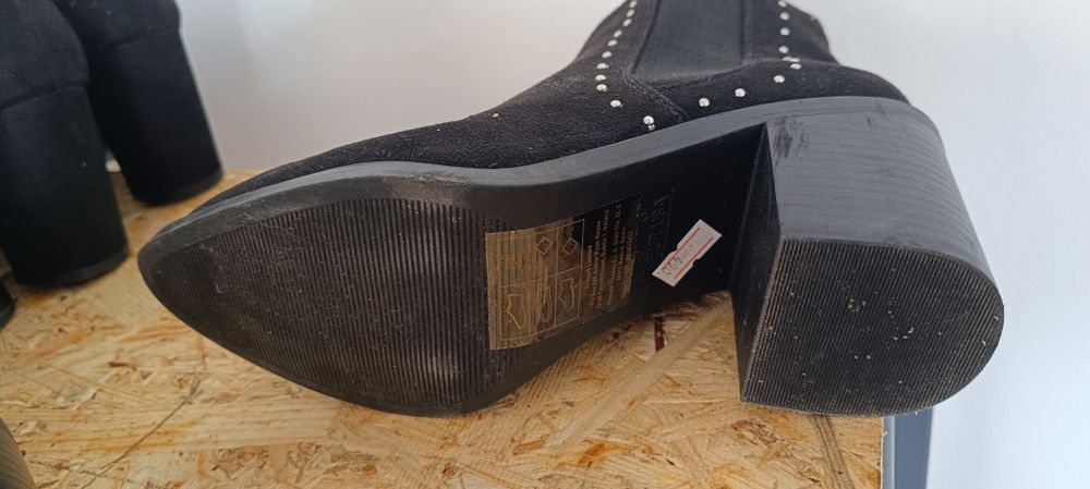 В продажі стильні нові козаки 37 розмір