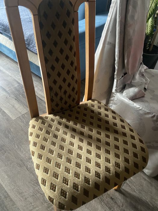 Stól 6 krzeseł w komplecie  z sukienkami