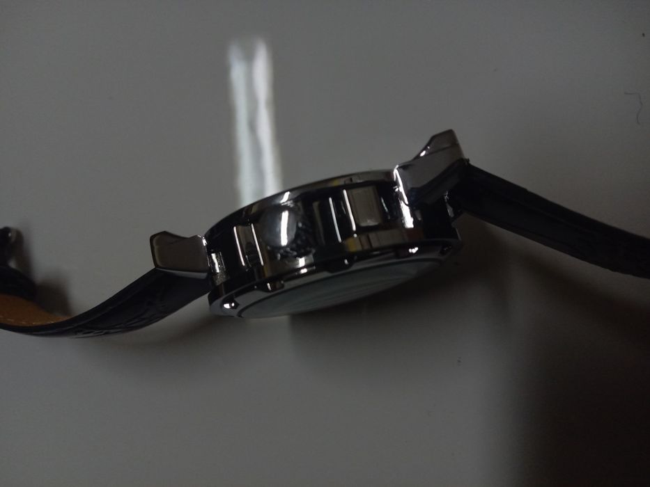 Relógio com mecanismo á vista