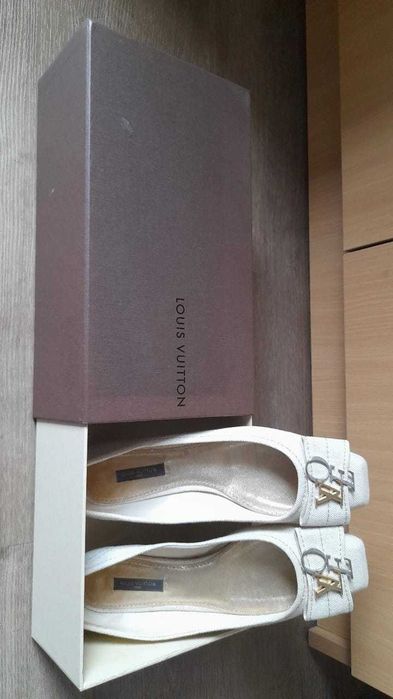 Sabrinas Brancas Louis Vuitton detalhes dourados