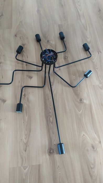 Lampa ośmioramienna czarna.