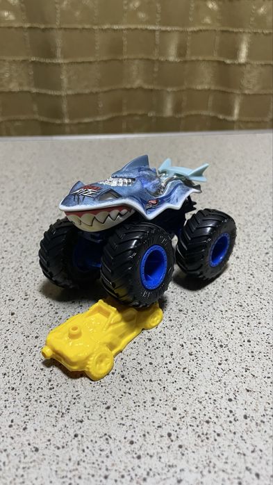 Hot Wheels Monster Trucks Акула (Shark) оригинал