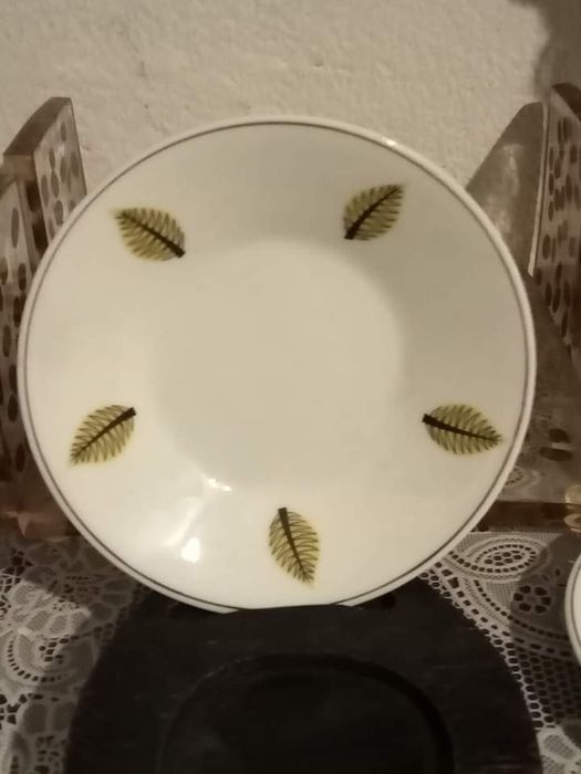 Belo prato e dois pires de porcelana