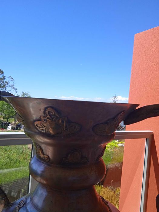 Ânfora de cobre com detalhes em latão