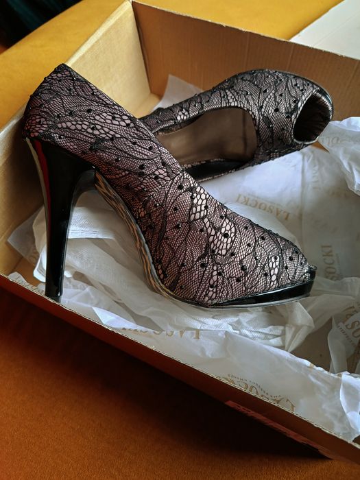 Nowe buty koronkowe szpilki 39