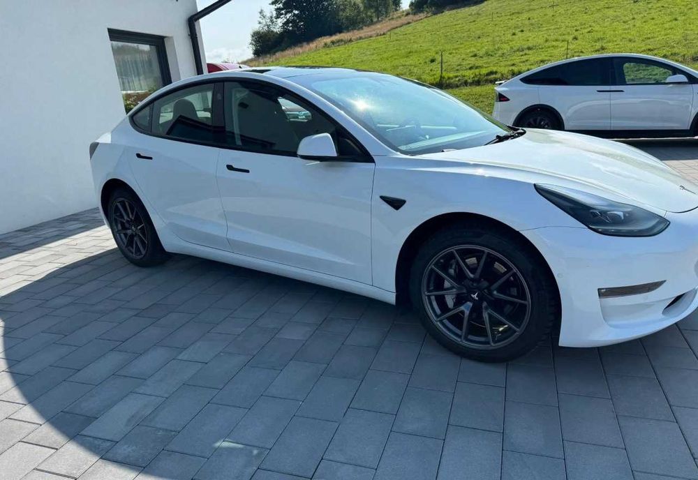 tesla model 3 2021 року