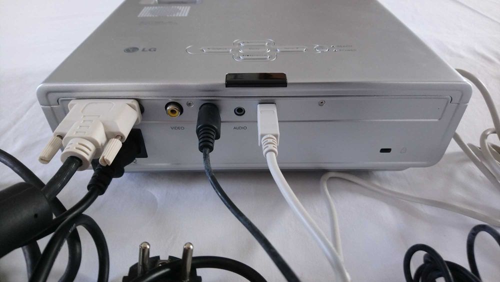 (Ref: MC#008) Réctro-Projector Home Cinema DX125 DLP + Mala de Transp.