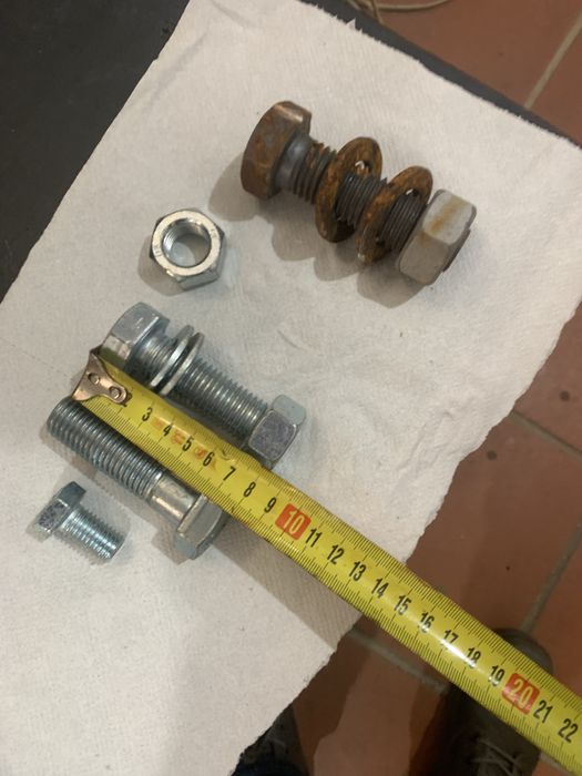 Parafusos novos  e porcas