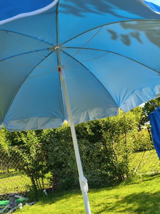 Leżak ogrodowy z parasolem