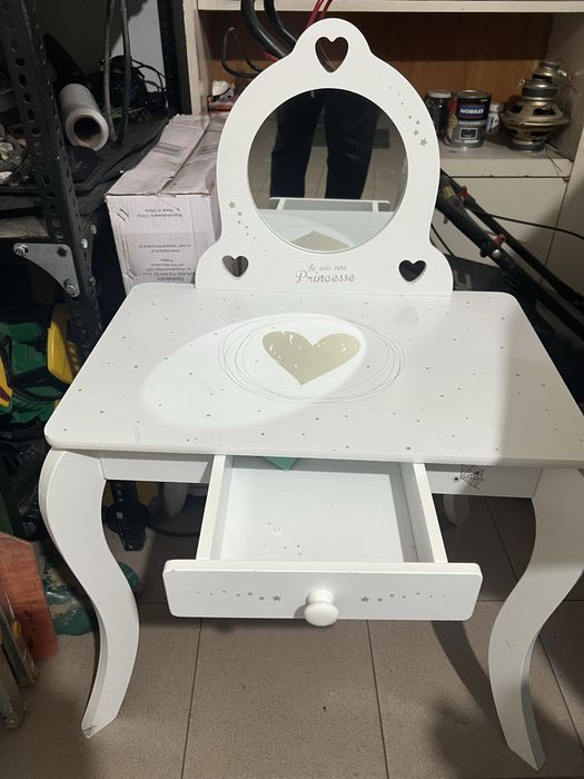 Toaletka dla dziwczynki z lustrem