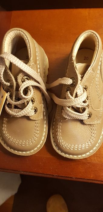 Botas novas de criança em pele