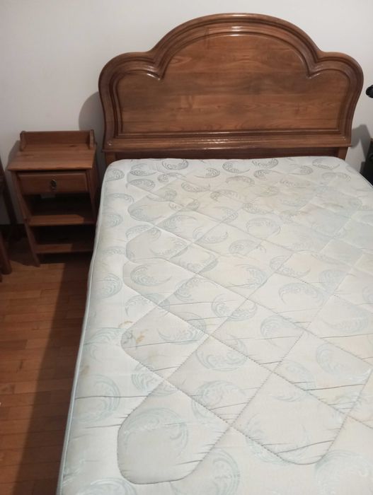 Cama de corpo e meio e mesa de cabeceira