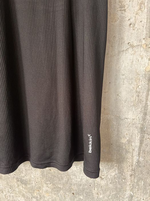 Sportowy strój na fitness spodenki z koszulką połączone