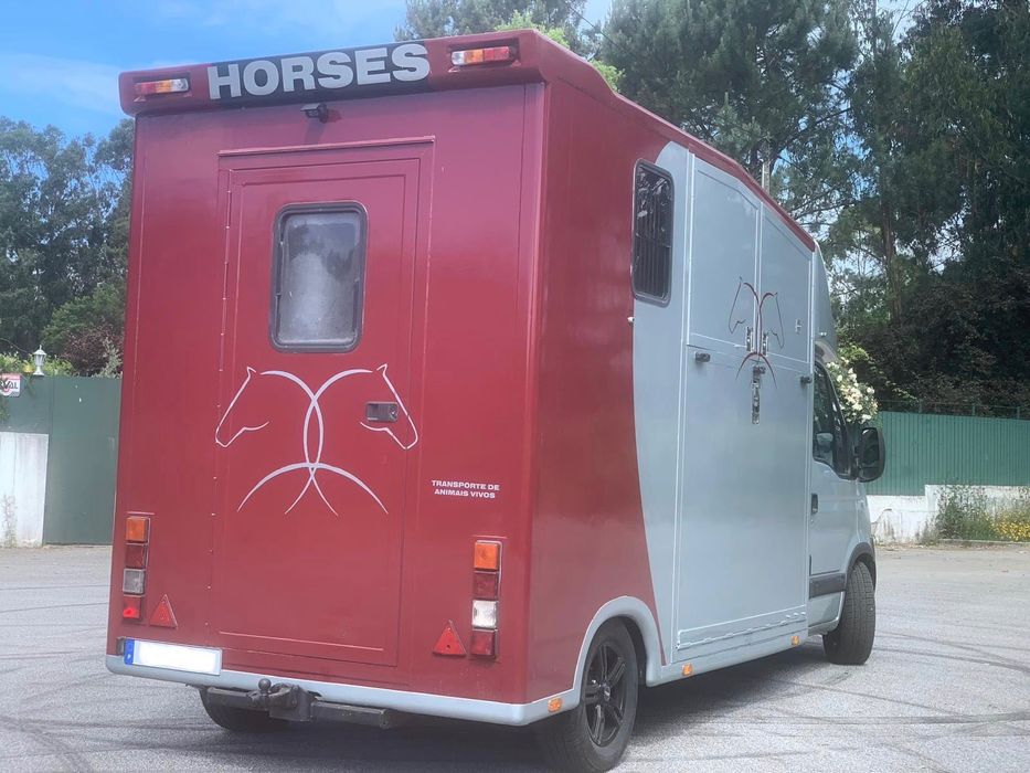 Carrinha de transporte de cavalos