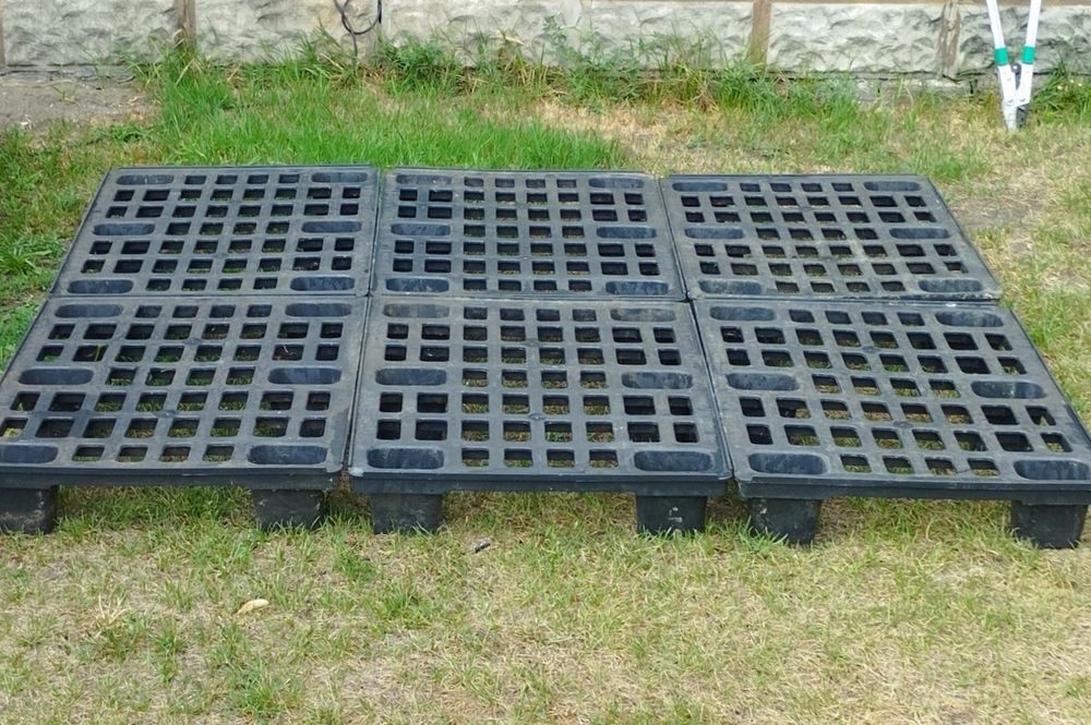 Solidne plastikowe palety 6szt.