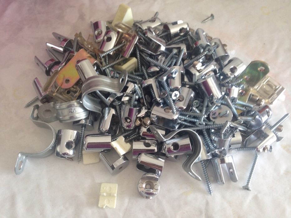 Várias peças parafusos e outros peças novas