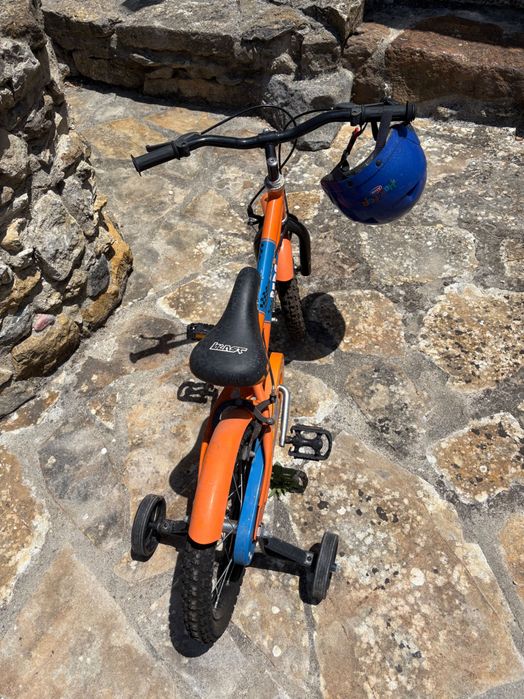 Bicicleta e capacete de criança