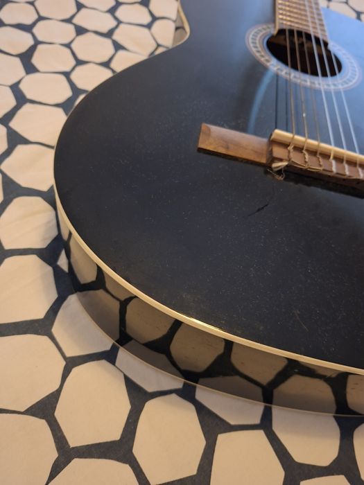 Guitarra acústica com jogo cordas e afinador