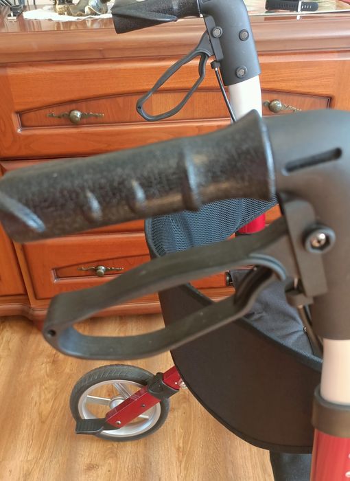 Balkonik chodzik dla starszej osoby składany