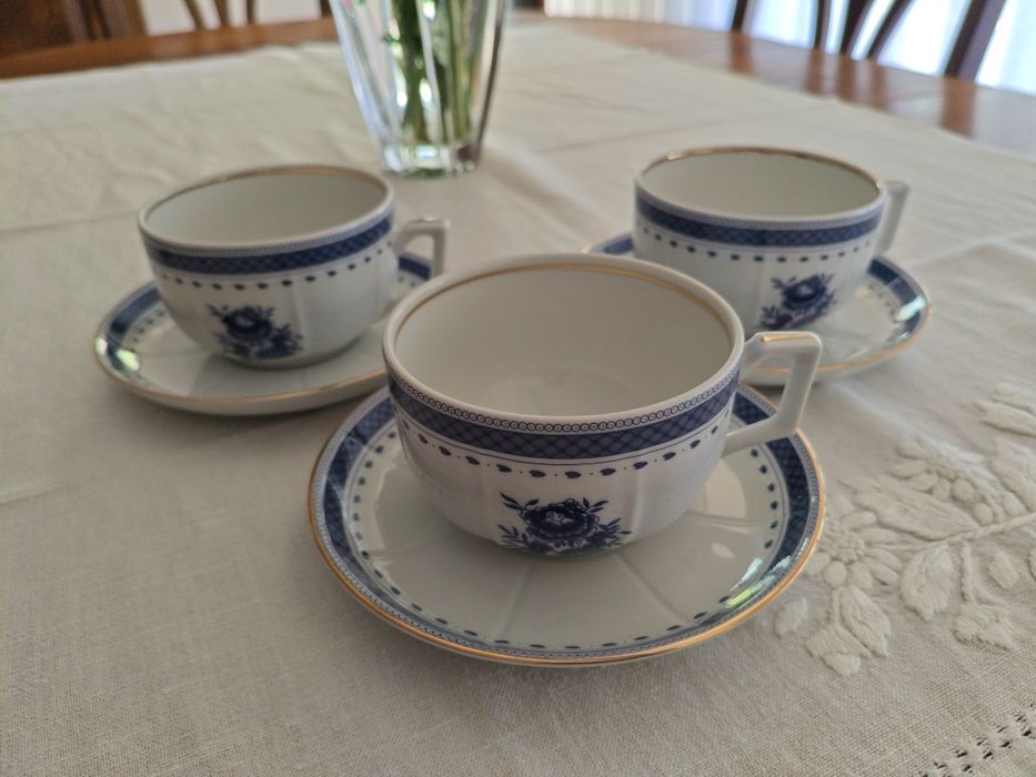 Chávenas de Vista Alegre (3 unidades + pires) – Excelente estado