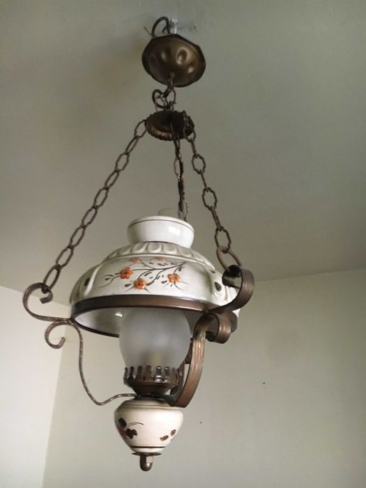 Żyrandol, stylizacja na lampa naftowa. Antyk, zabytek