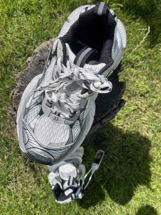 Продаються кросівки