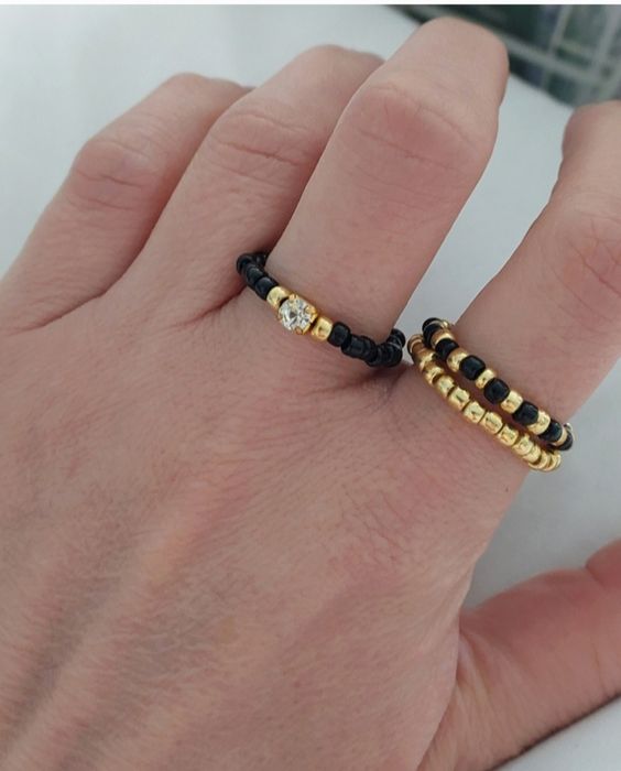 Zestaw pierścionków czarno złote cyrkonia koraliki