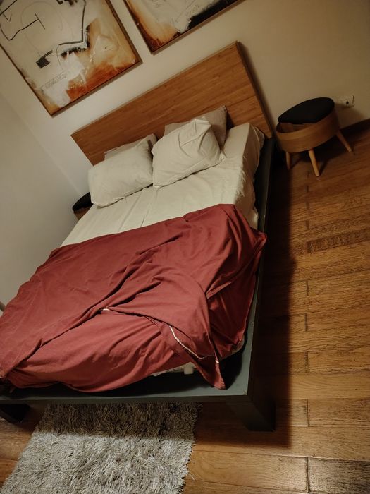 Cama usada 200x140cm com cabeceira em madeira
