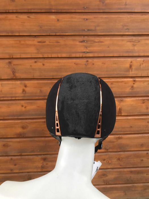 Kask jeździecki wysoka chrona szeroki daszek czarny rose gold