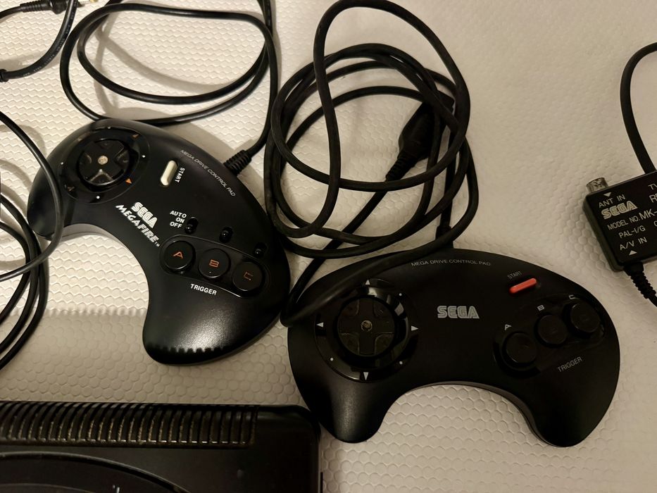 Consola Sega Mega Drive II + comandos + jogos