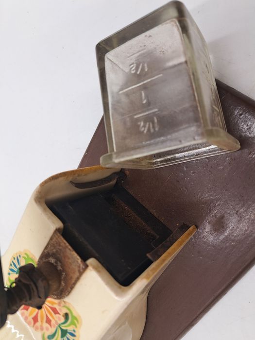 Młynek do kawy ścienny ceramiczny drewniany