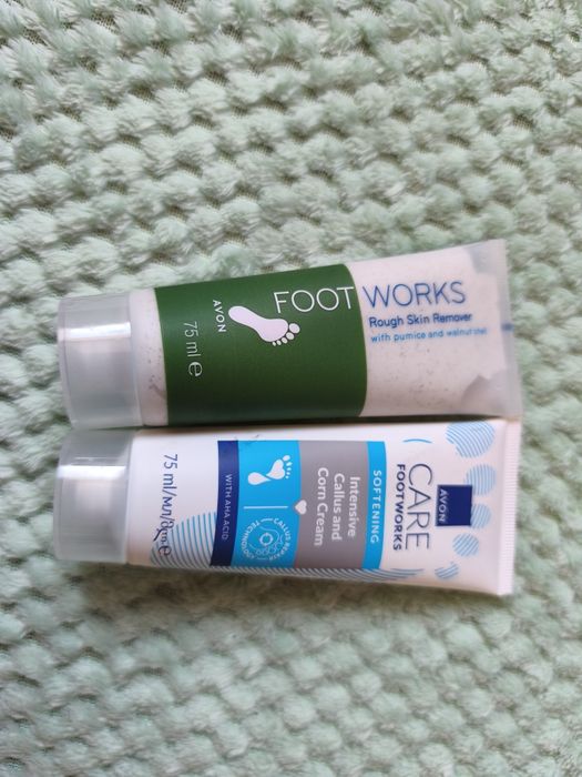 Avon CARE Krem zmiękczający zrogowacenia i odciski i Peeling do stóp