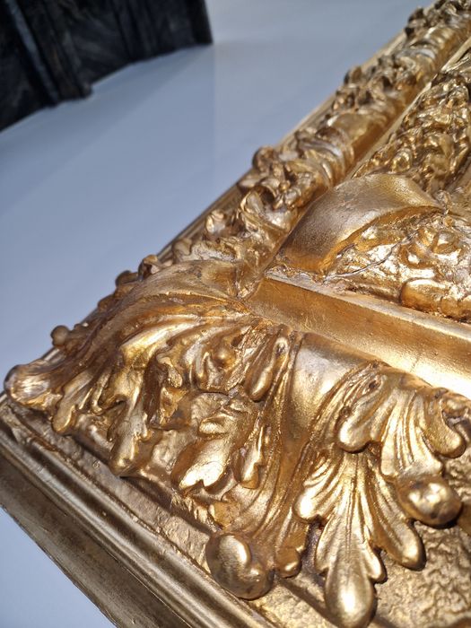 Кіоти та рами з різьбою