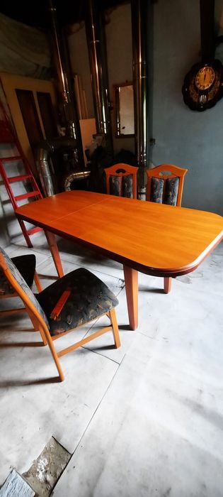 Masywny stół z krzeslami